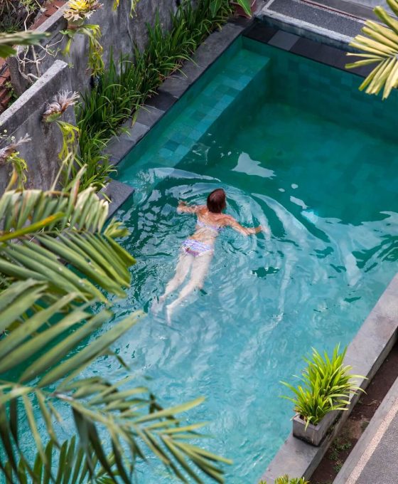 young-woman-swimming-in-the-pool-in-ubud-bali-vi-2022-07-11-03-48-14-utc.jpg